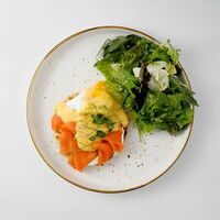 Бенедикт с лососем в Rabbit