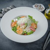 Цезарь с креветками в Encore Cafe