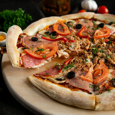 Пицца Ассорти (32 см) в Pizza Milano по цене 910 ₽