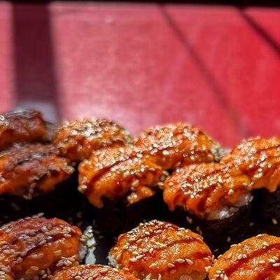 Ролл запеченный с угрем в Vanana cafe по цене 555 ₽