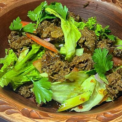 Салат с рваной говядиной и свежими овощами в Iago по цене 590 ₽