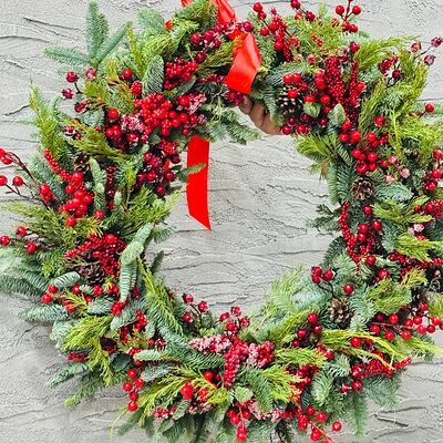Натуральный венок из живой ели Нобилис на новогоднюю дверь в Дарите красиво по цене 10490 ₽