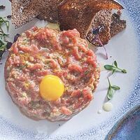 Тартар из говядины с картофелем пай и перепелиным яйцом в Черетто море