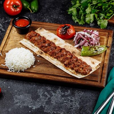 Адана-кебаб с гарниром в Таксиммайдан по цене 1500 ₽