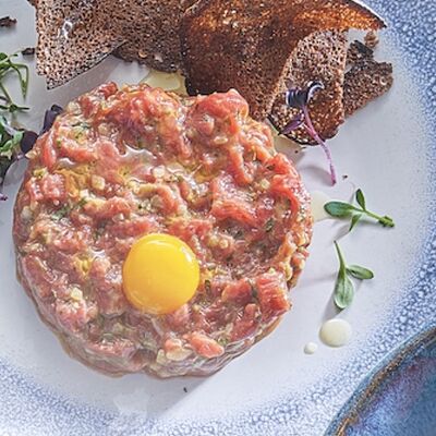 Тартар из говядины с картофелем пай и перепелиным яйцом в Черетто море по цене 1490 ₽