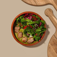 Салат с уткой и соусом киндзмари в Хачапури и вино