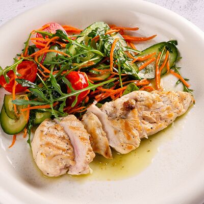 Стейк из куриного филе с легким салатом в Близкие по цене 430 ₽