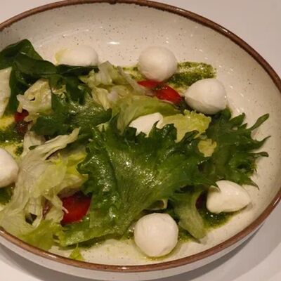 Салат Капрезе в Шоколадница по цене 310 ₽