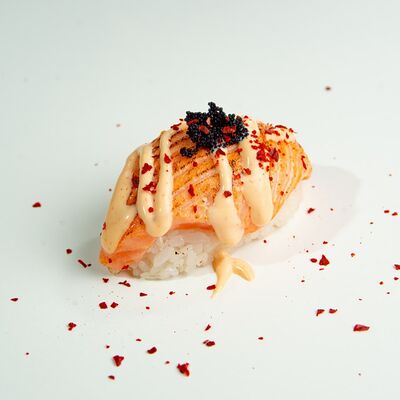 Суши с опаленным лососем и икрой тобиков ЁБИСАН по цене 559 ₽