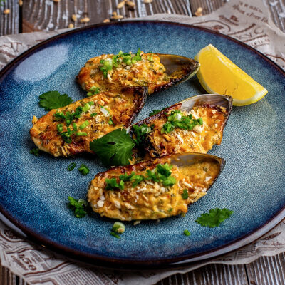 Запеченные мидии под острым соусом в Jager restopub по цене 630 ₽