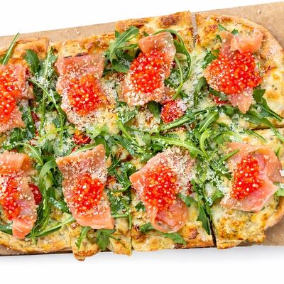 Римская пицца лосось, красная икра, пармезанв Chinch по цене 2250 ₽