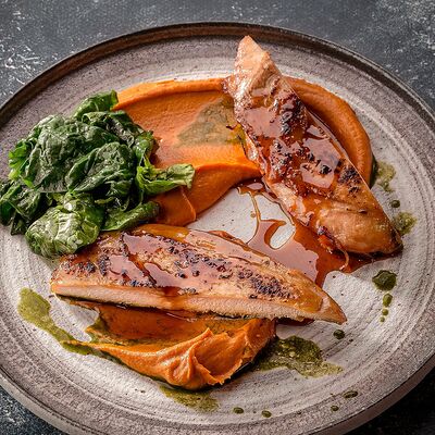 Куриная грудка, запеченная в печи с пюре из батата в Ваще Огонь по цене 580