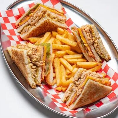Клаб-сэндвич с картофелем фри в Kubanos Tostados по цене 890 ₽