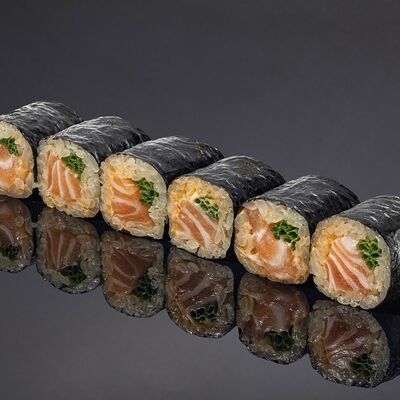 Ролл из лосося с луком сибулет и соусом Спайси в Bluefin по цене 1090 ₽