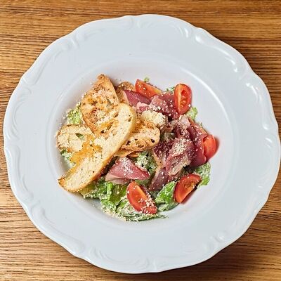 Салат Цезарь с уткой в Кафе Итальянцы по цене 660 ₽