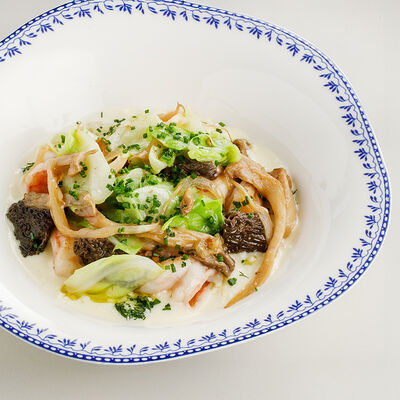 Рагу из креветок и сморчков с овощами и картофельным муссомв Crevette по цене 950 ₽