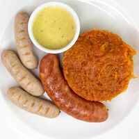 Австрийские колбаски с тушеной капустой в Ринго Белз