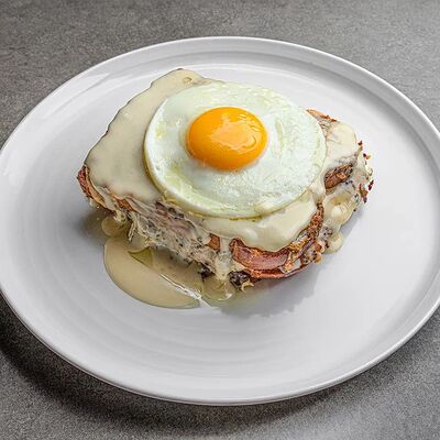 Крок-мадам-копченый окорок-трюфель-яйцо в 321 Club by Novikov по цене 990