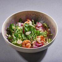 Салат с сочными креветками в соусе чили-манго в Сакура