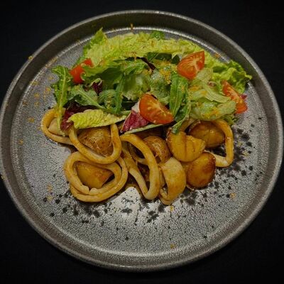 Теплый салат с кальмаром, беби картофелем в азиатской заправке в Leroy по цене 890 ₽