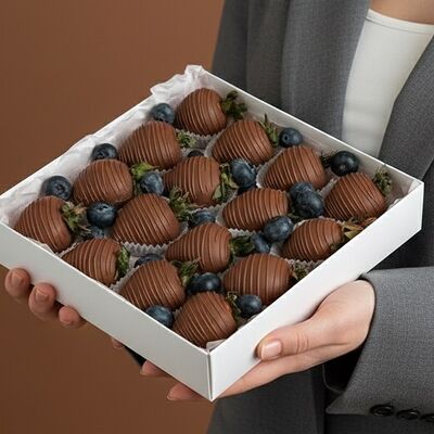 Клубника в шоколаде Классика с голубикой (16-20 шт.) в Luna-Клубника в шоколаде по цене 3990 ₽