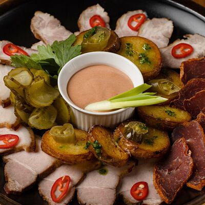 Тарелка мясная горячего копчения в Shveik по цене 695 ₽