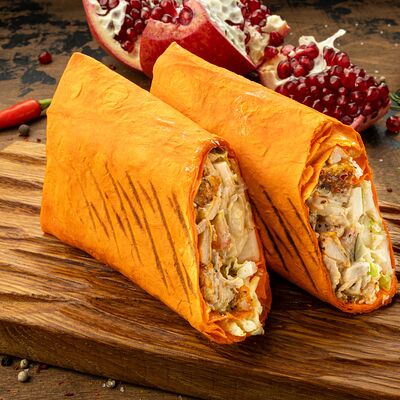 Шаурма из курицы на углях в сырном лавашев Вкусно есть всё на углях по цене 440 ₽