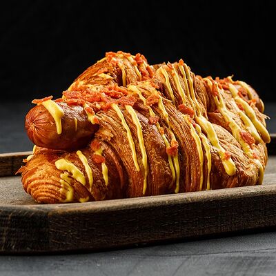 Хот-дог в круассане в Brooklyn Bowl по цене 499 ₽