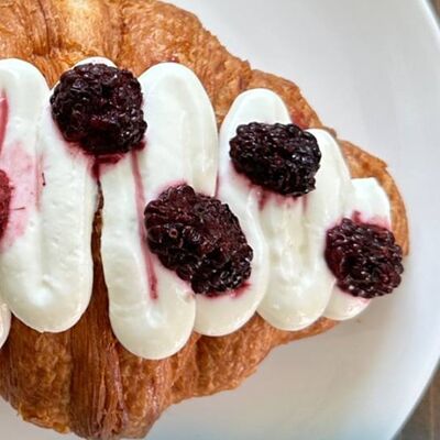 Круассан со сливочно-сырным кремом и ежевикой в 801 по цене 570 ₽