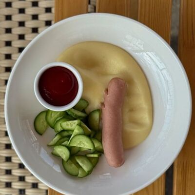 Картофельное пюре с молочной сосиской в Camon Cafe по цене 330 ₽