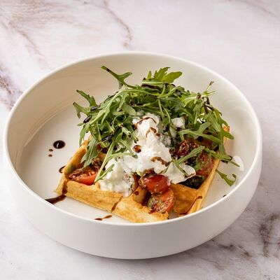 Сырная вафля а-ля Капрезе в Кофейня Пенка по цене 460 ₽