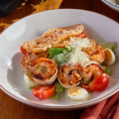 Салат Цезарь с креветками гриль в Munhell по цене 1010 ₽