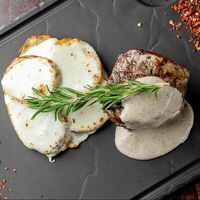 Фирменный стейк филе-миньон в Clever Irish Pub
