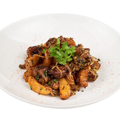 Жареный картофель по-тайски с курицей и грибами в Том Ям бар по цене 750 ₽