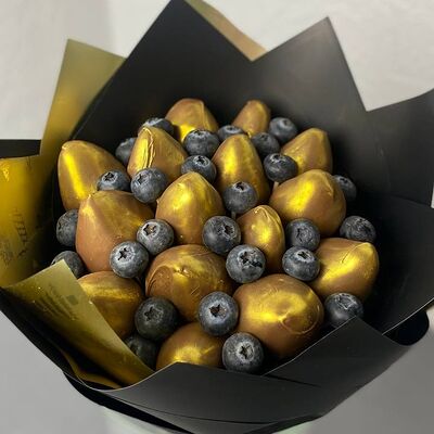 Золотой букет из клубники в шоколаде с голубикой в Buketonline - Съедобные букеты и клубника в шоколаде по цене 3850 ₽