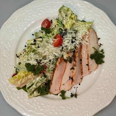 Цезарь по-русски с подкопченной курицейв Мёд и Масло по цене 754 ₽