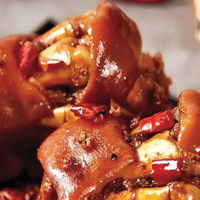 В12 Острые свиные ножки 麻辣猪蹄花 в Charlie tea по цене 740 ₽