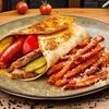 Тортилья с мясной котлетой и баварскими колбасками в Баритон по цене 790