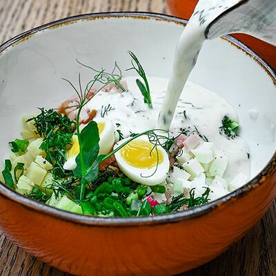 Окрошка на мацони с перепелиным яйцом и копченой индейкой в Pivino по цене 360