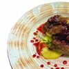 Говяжья печень с медовыми яблоками, соусом Бордолез и вишней в Марбелья по цене 650