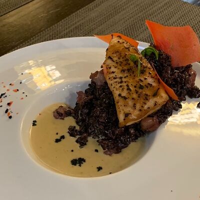 Черное ризотто с креветками, лососем и сыром пармезан в Per Se по цене 1750 ₽