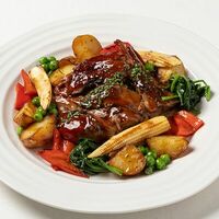 Томленая лопатка ягненка с овощами и соусом дзадзики в Gallery to go