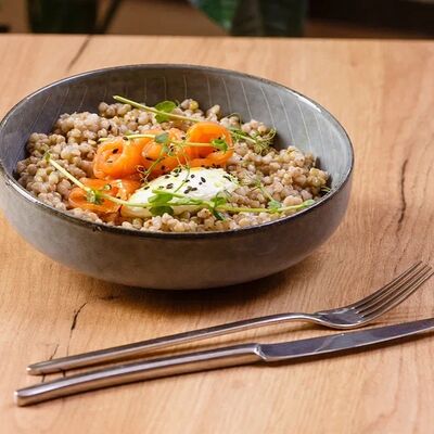 Зеленая гречка с лососем и яйцом пашот в THE ZAVTRAK по цене 745 ₽