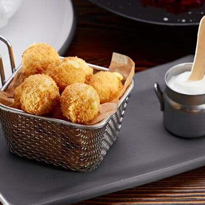 Сырные шарики халапеньо в Линдерхоф по цене 695 ₽