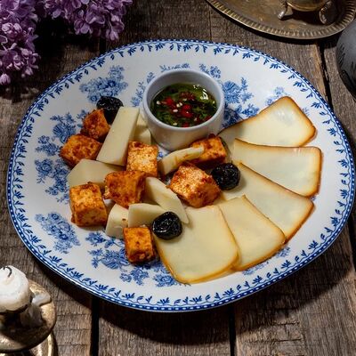 Тарелка любимых грузинских сыров в Хачапури тетушки Марико по цене 650 ₽