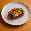 Эклер с томлеными в сметане куриными желудками, сыром и жареными лисичками в Круча по цене 650