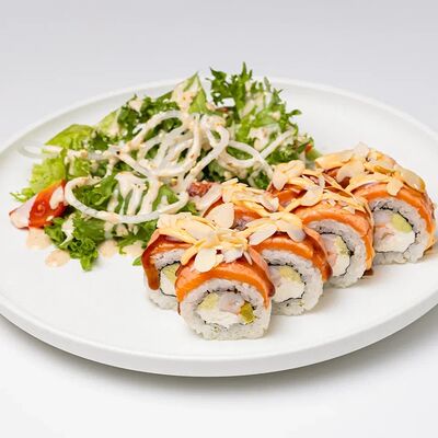 Ролл Сакура с лососем и креветкойв Kuji Sushi по цене 1190 ₽