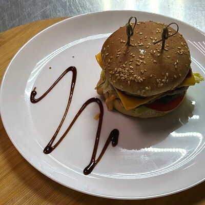 Бургер свино-говяжий в Luxury по цене 370 ₽