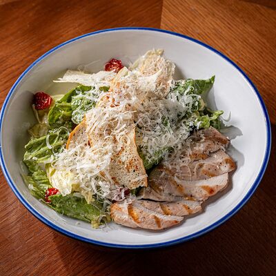 Салат Цезарь с курицей в Brasserie Lambic по цене 880 ₽