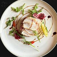 Тартар из тунца с опаленным морским окунем в Vnori